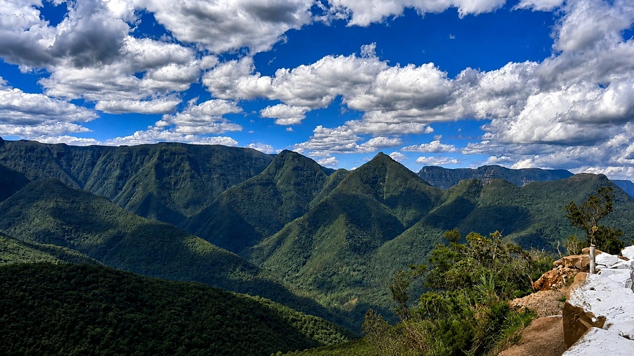 Montanhas sob céu com nuvens