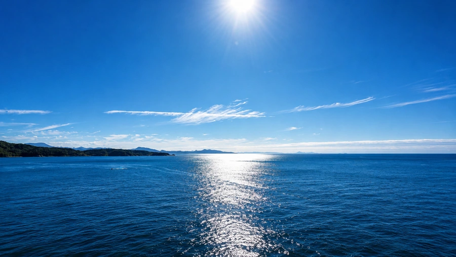 Mar azul com reflexo do sol
